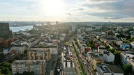Die Reeperbahn aus der Vogelperspektive, links davon der Hamburger Hafen.