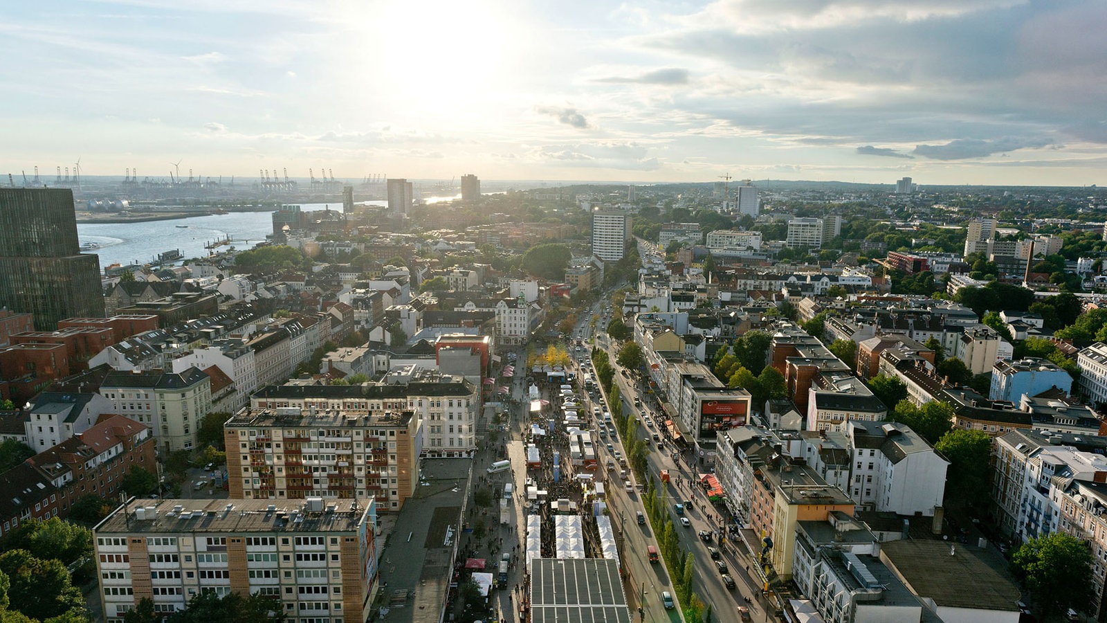Die Reeperbahn aus der Vogelperspektive, links davon der Hamburger Hafen.