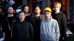 Die sechs Mitglieder der Band "Die Rakede" stehen in zwei Reihen draussen vor einem Eck-Café.