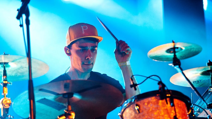 Der Drummer von Rakede sieht während des Spielens angestrengt auf sein Schlagzeug.