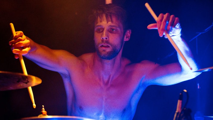 Der Drummer von Antlered Man - auch ein Musiker, der mit nacktem Oberkörper spielt.