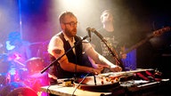 Der Musiker, der eben noch die Gitarre zupfte, bedient nun die Effekte.
