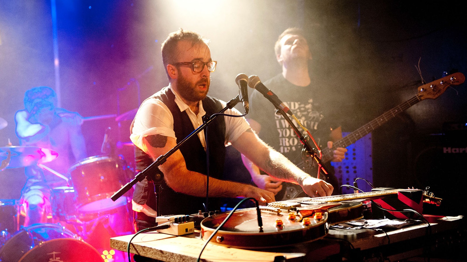 Der Musiker, der eben noch die Gitarre zupfte, bedient nun die Effekte.