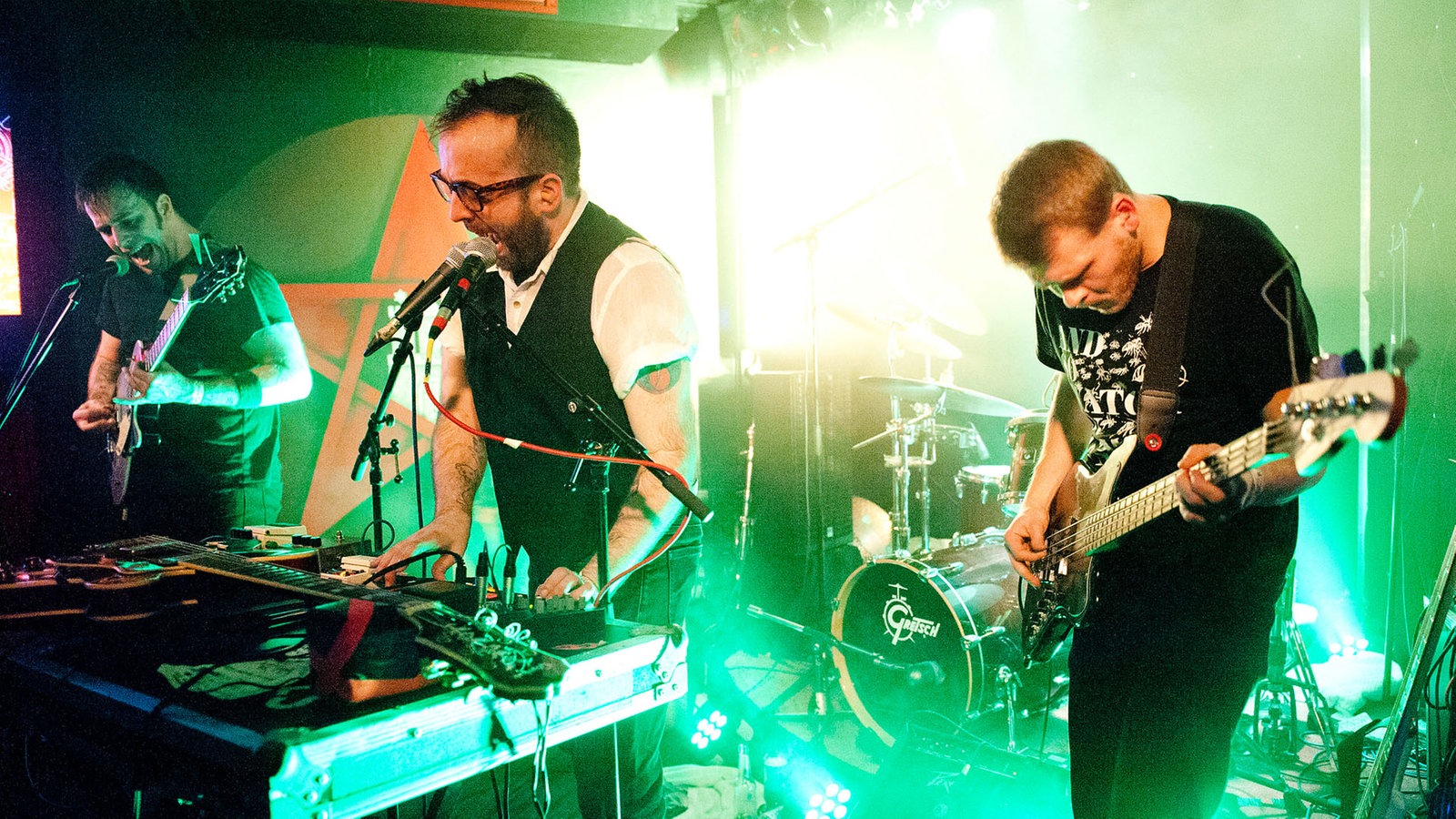 Die Musiker von Antlered Man spielend und singend.