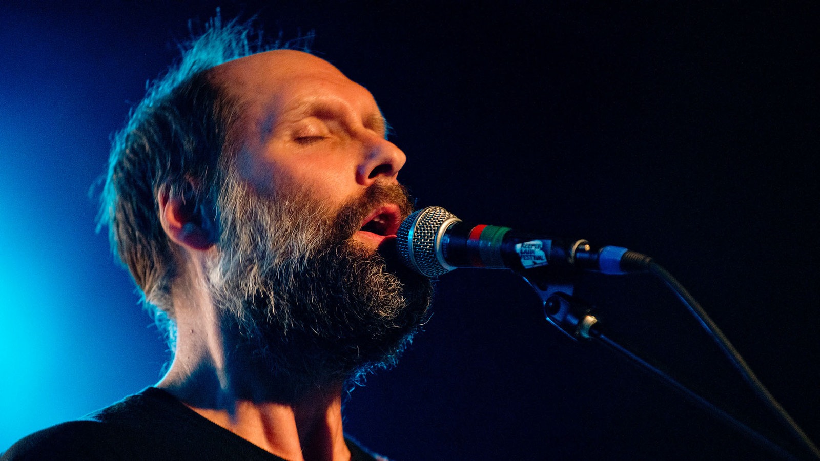 Doug Martsch, Sänger und Gitarrist von Built To Spill, mit geschlossenen Augen am Mikrofon.