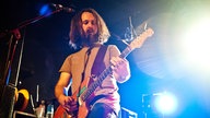 Musiker von Built To Spill an der Gitarre.