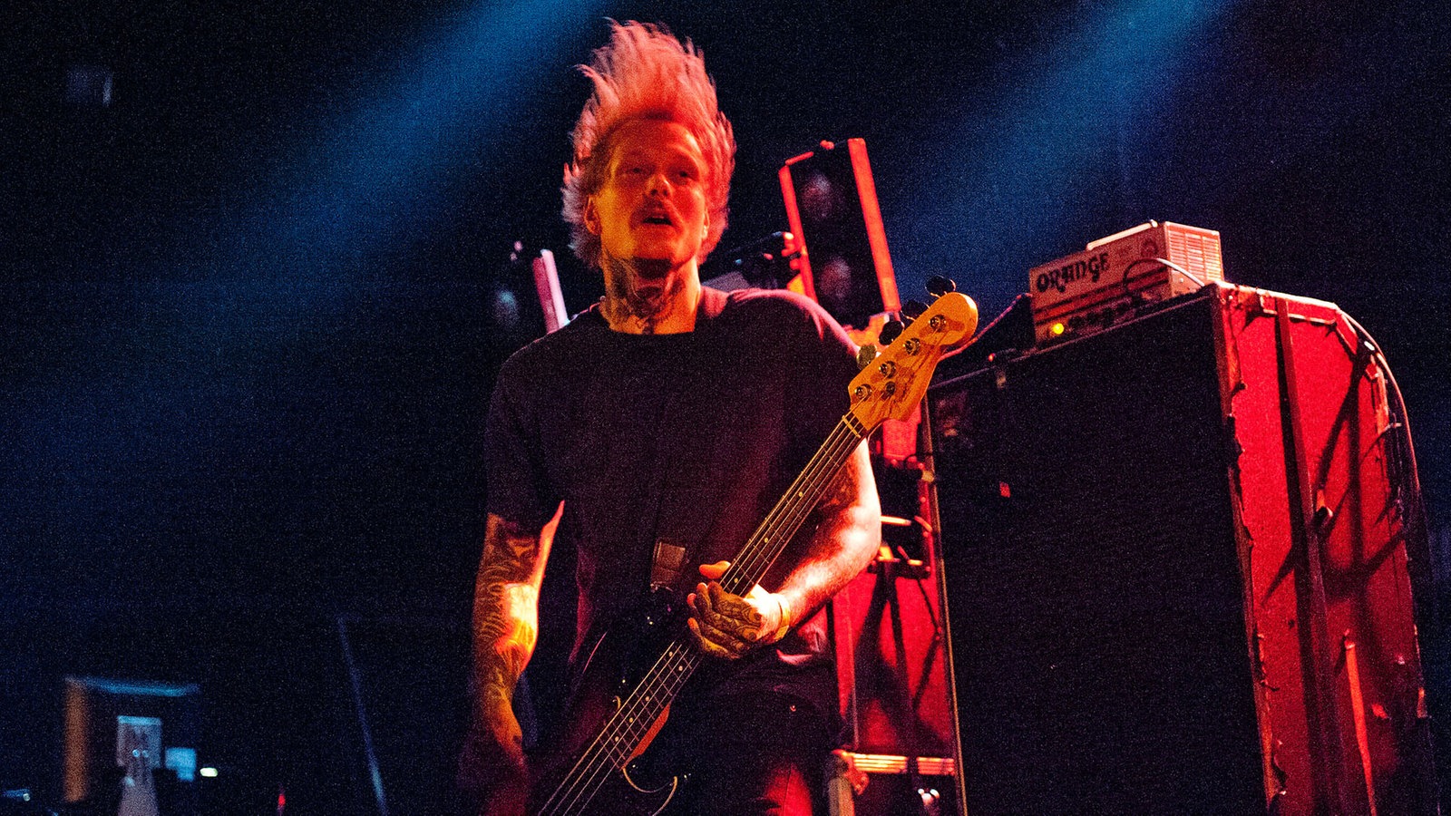 Noch ein Musiker von Kvelertak - die blonden Haare fliegen, während er seine Gitarre spielt.