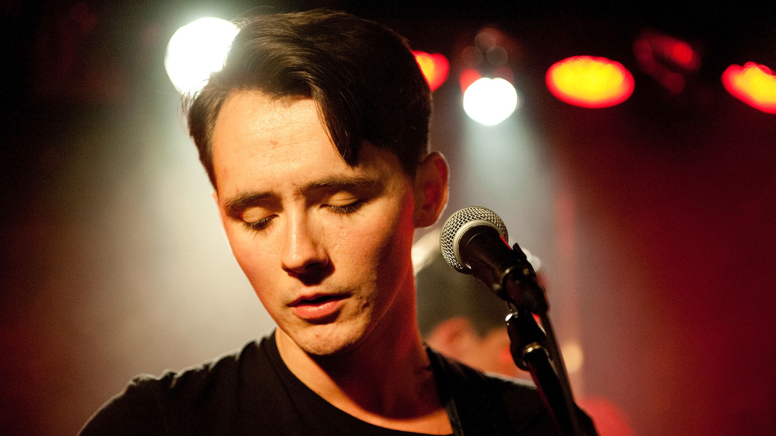 Der Sänger der Band senkt seinen wehmütigen Blick.