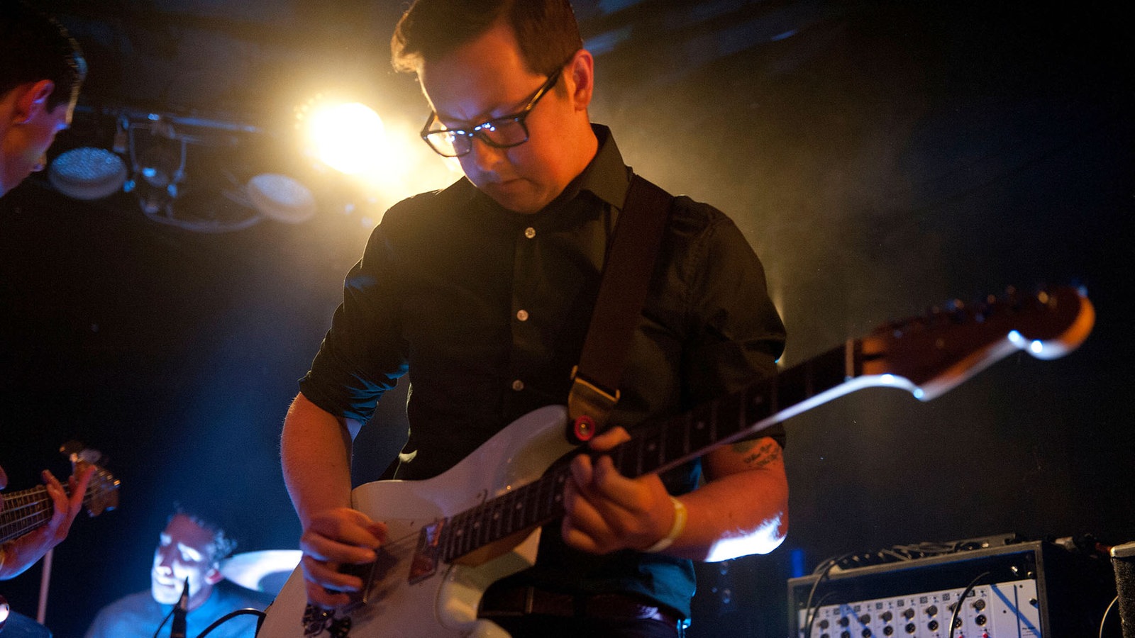 Gitarrist der Band New Desert Blues: ein Brillenträger in einem schlichten, klassischen Hemd.