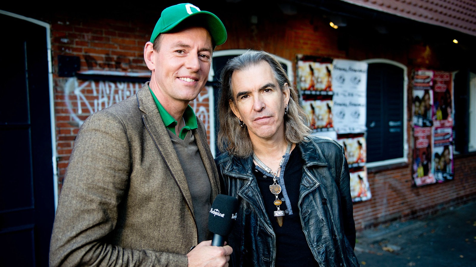Justin Sullivan, Lead Sänger von New Model Army, mit Rockpalast-Moderator Manuel Unger.