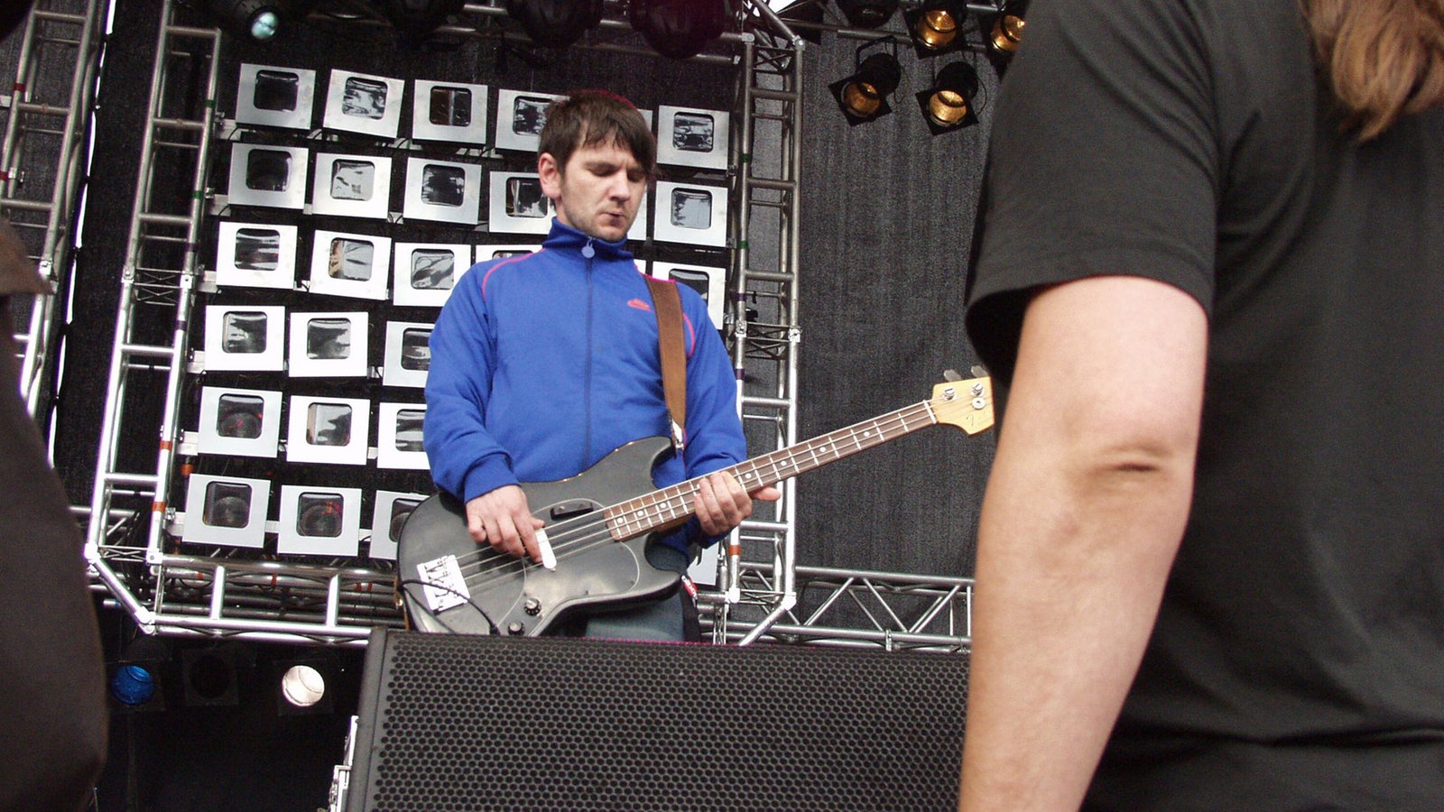 Bassist der Band Slut.
