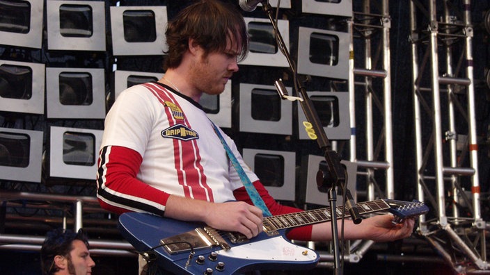 Gitarrist der Band "Stereophonics" während des Konzertes.