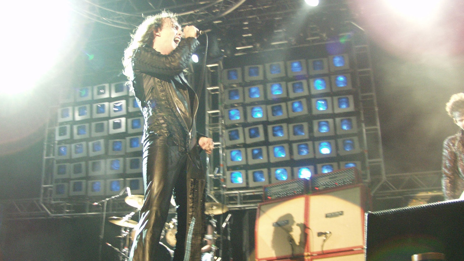 Der Sänger von "The Darkness" singt und schaut zur Seite.