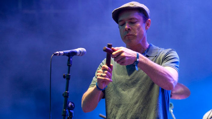 Groundation benutzt auch klanghölzer während ihrer auftritte