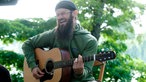 Groundation unplugged, Sänger mit Akustikgitarre