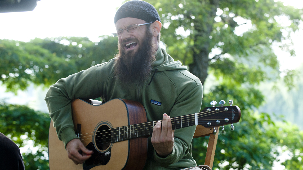 Groundation unplugged, Sänger mit Akustikgitarre