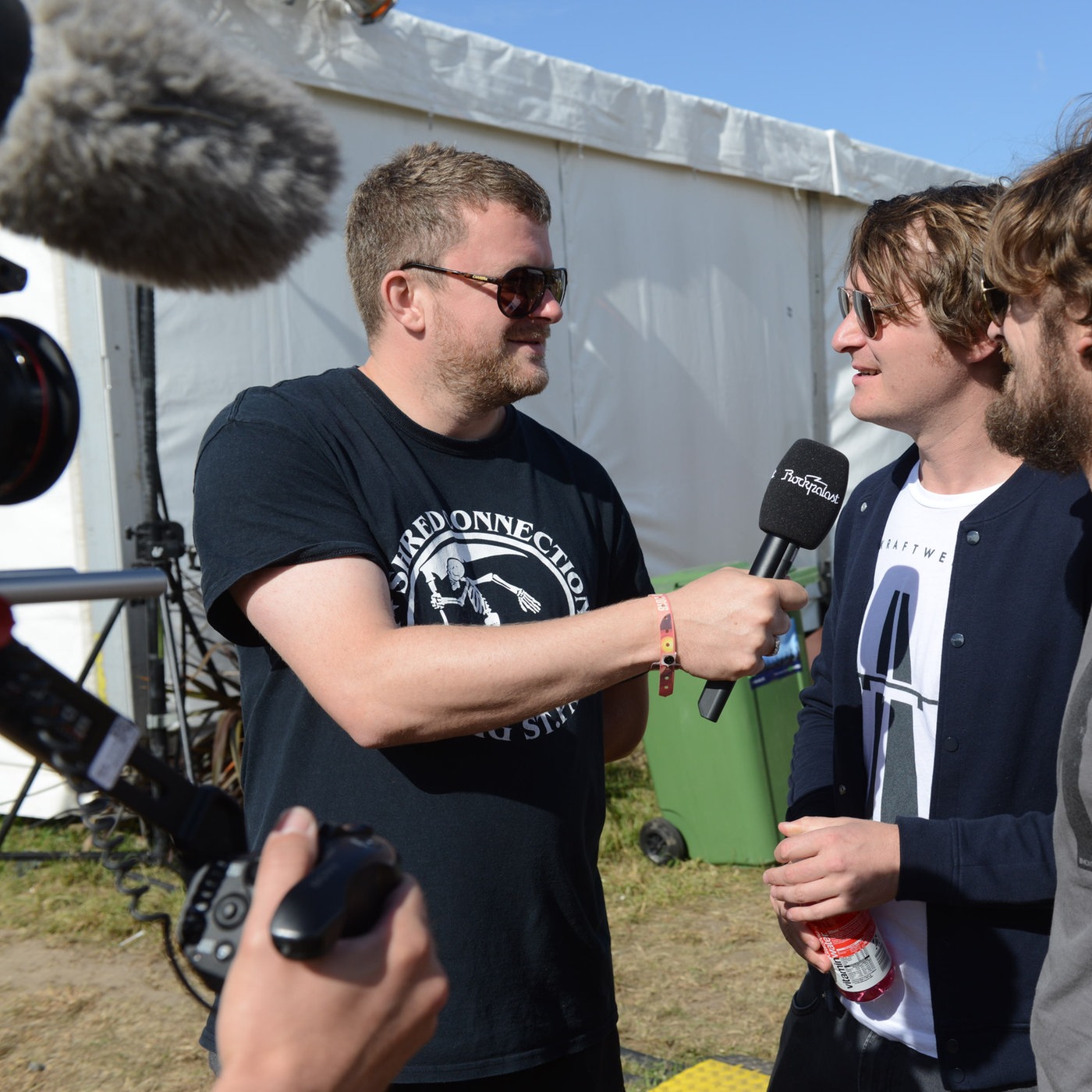 Porky von Deichkind im Interview mit Madsen beim Highfield Festival 2016