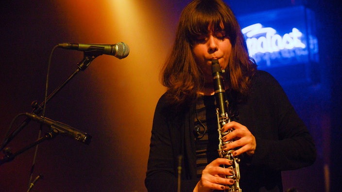 Multiinstrumentalistin von der Band Honig spielt Klarinette