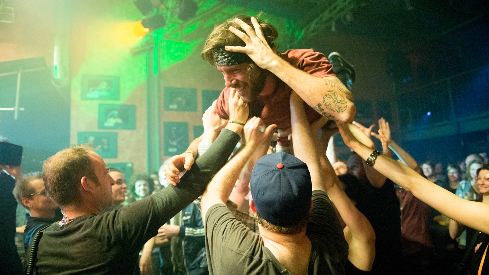 Bandmitglied von John Coffey wird vom Publikum auf Händen getragen