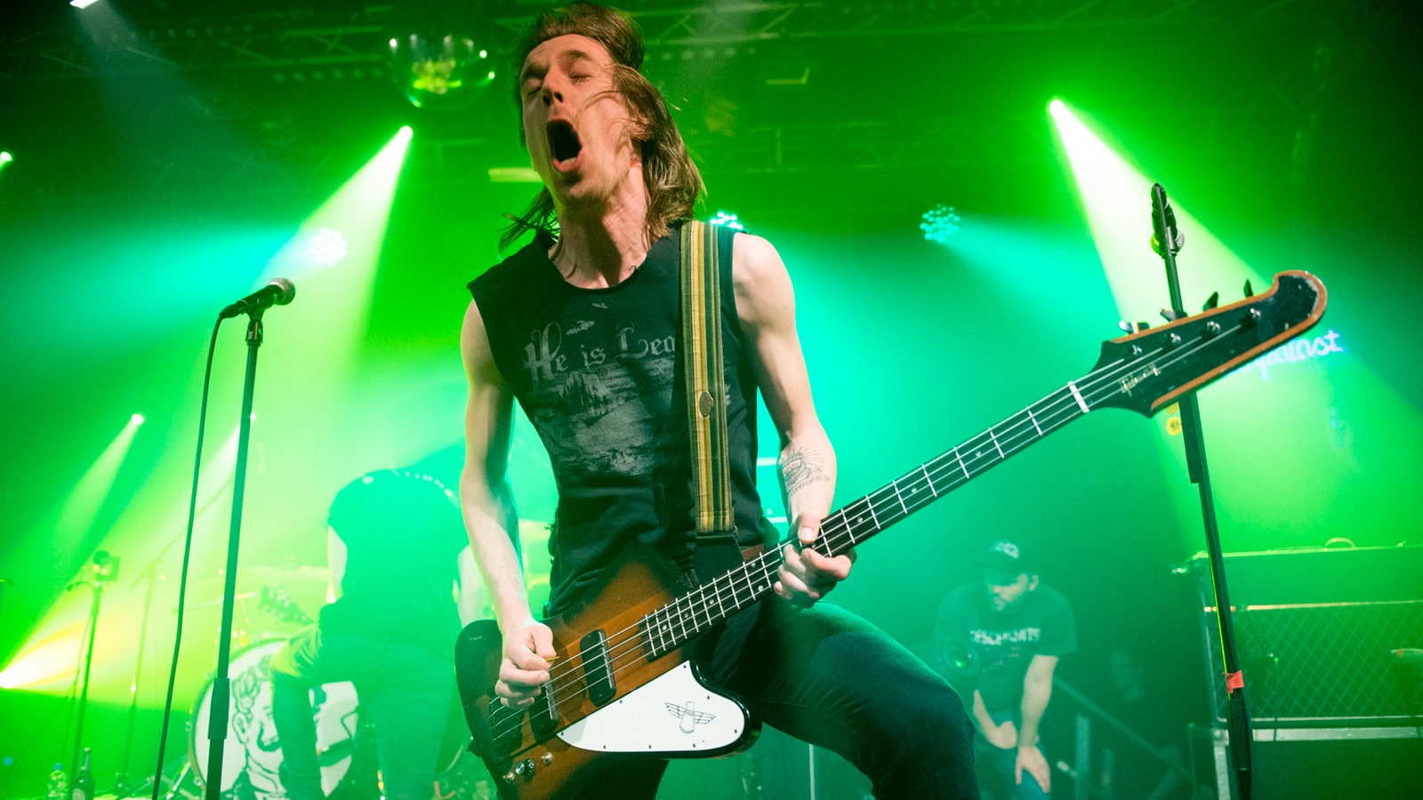 Bassist von John Coffey geht richtig ab, Mund weit geöffnet, Bass hängt tief, vermutlich spielt er gerade einen richtig fetten Basston