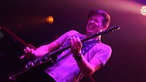 Jonny Lang mit verbissenem Gesicht beim Gitarre spielen