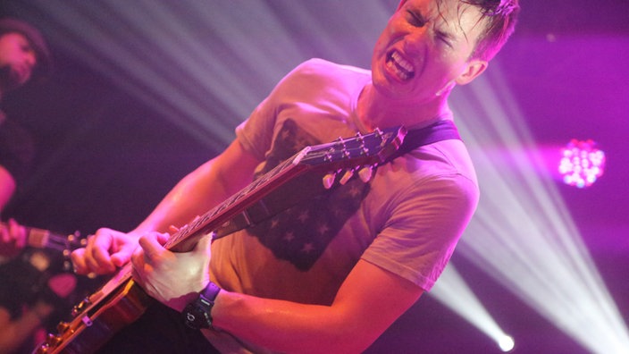 Jonny Lang mit angespanntem Gesicht beim Gitarre spielen