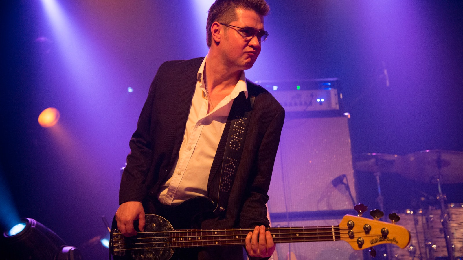 Bassist von King King, spielt einen lässigen Basslauf auf seinem MusicMan Stingray Bass