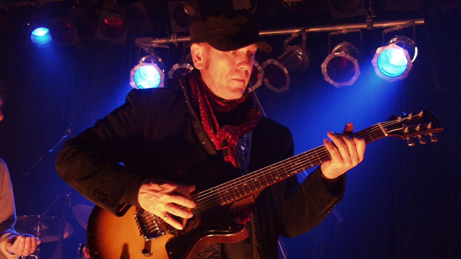 Gagey Mrozeck von Kin Ping Meh spielt Gitarre beim KrautRockpalast 2005