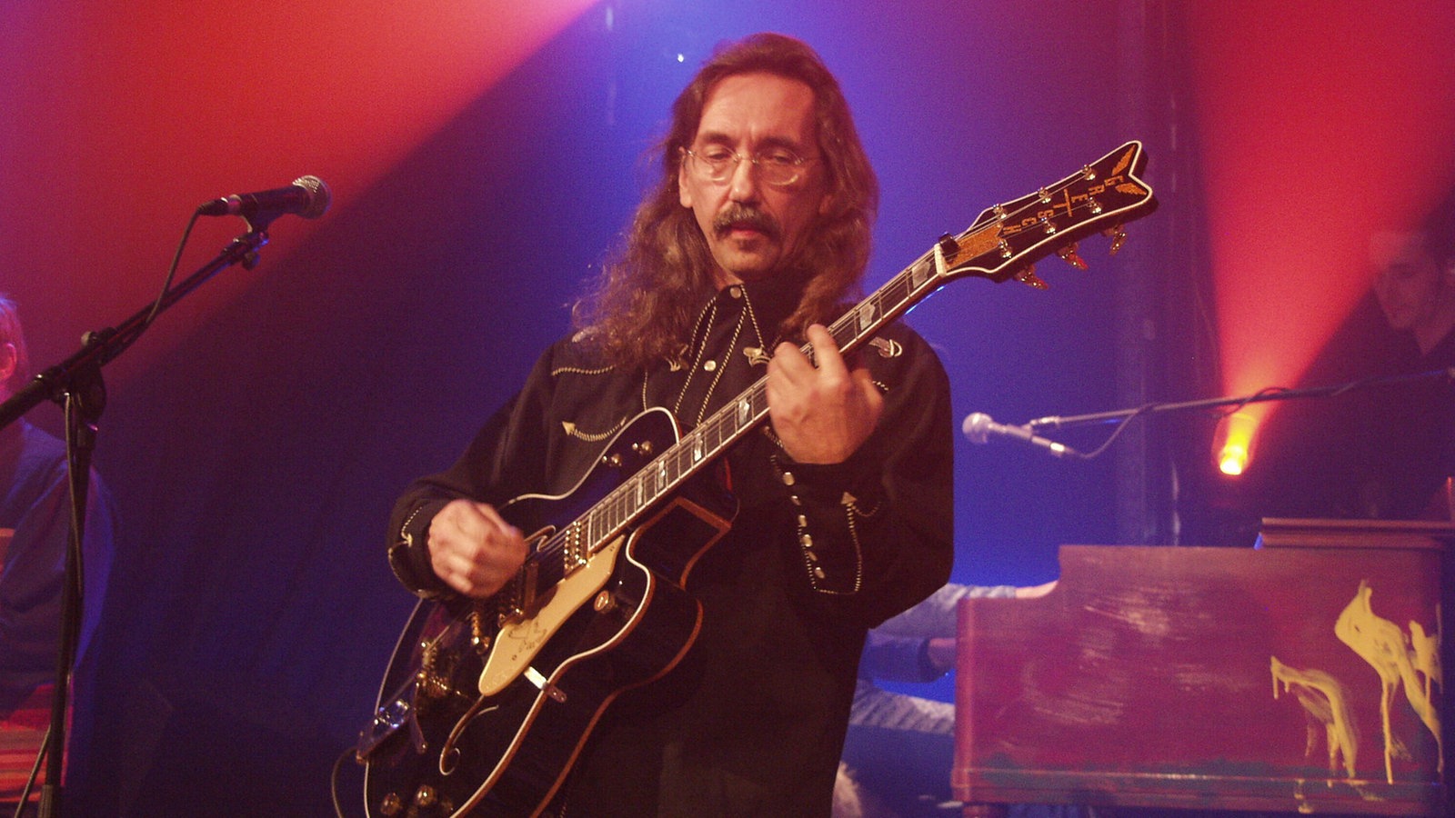 Peter Bursch spielt Gitarre beim KrautRockpalast 2005