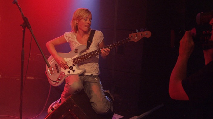 Die Bassistin von Lili legt bei Bootleg im August 2006 richtig los 