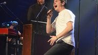 Aufnahme von Lukas Graham auf der Bühne