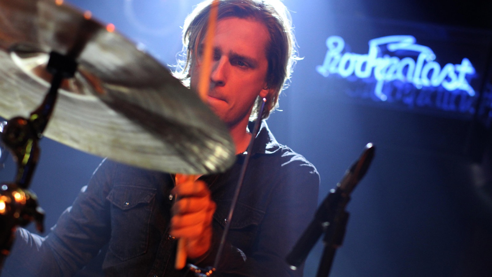 Drummer presst beim Spielen die Lippen aufeinander