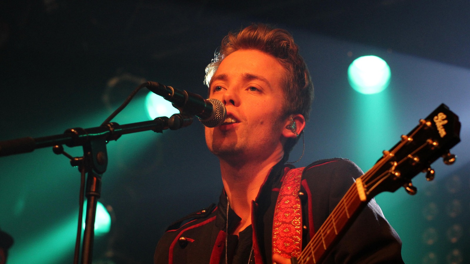 Mads Langer steht am Mikrofon und singt