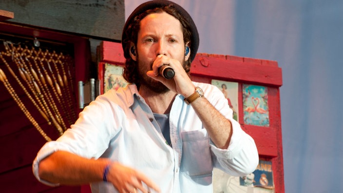 Max Herre singt konzentriert