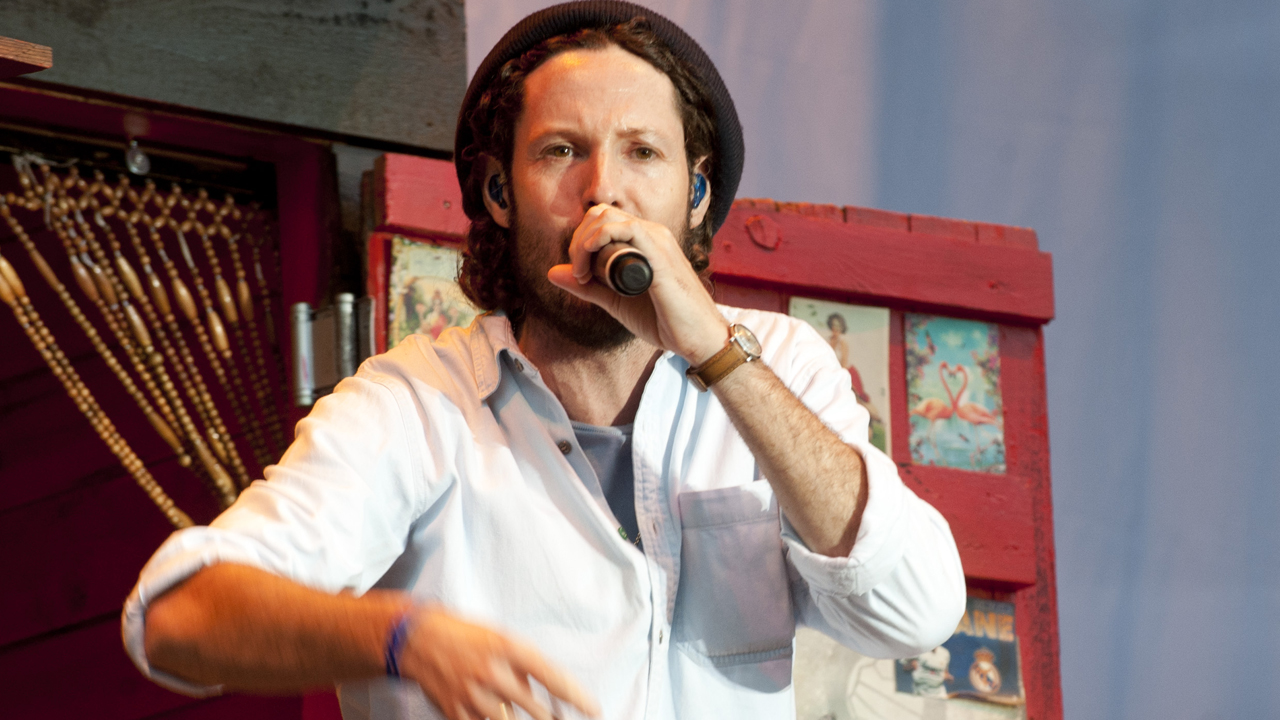 Max Herre singt konzentriert
