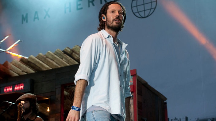 Max Herre schaut ins Publikum