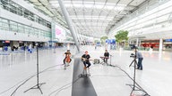 Maxim: Corona Session auf dem Flughafen Düsseldorf