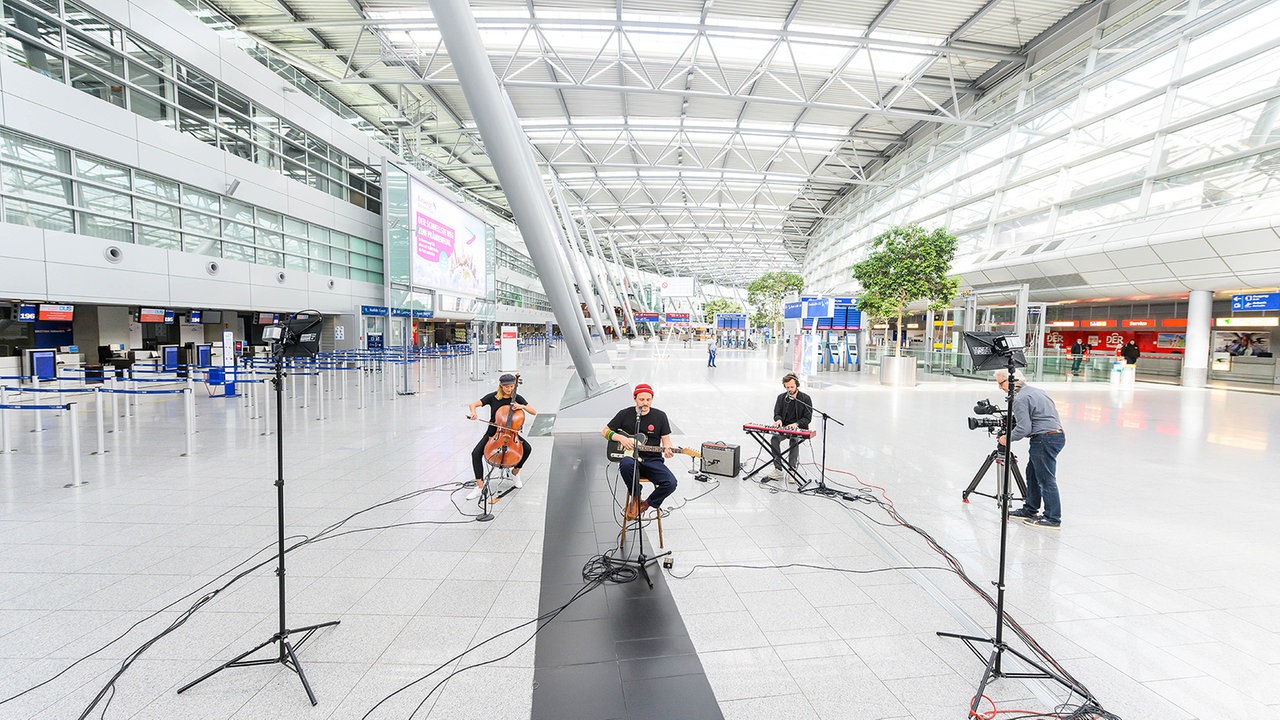 Maxim: Corona Session auf dem Flughafen Düsseldorf