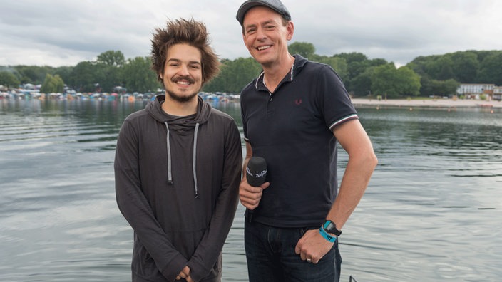 Clemens von Milky Chance mit Manuel Unger vor dem Fühlinger See.