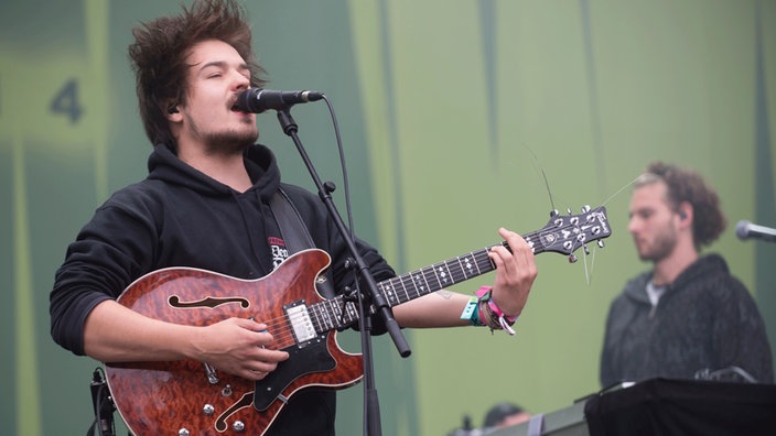 Dem Milky Chance Sänger zerweht der Wind die Frisur.