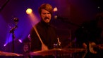 Schlagzeuger und Frontmann Mister and Mississippi trommelt pompös