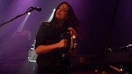 Multiinstrumentalistin von Mister and Mississippi schüttelt ihr Haar und den Schellenkranz