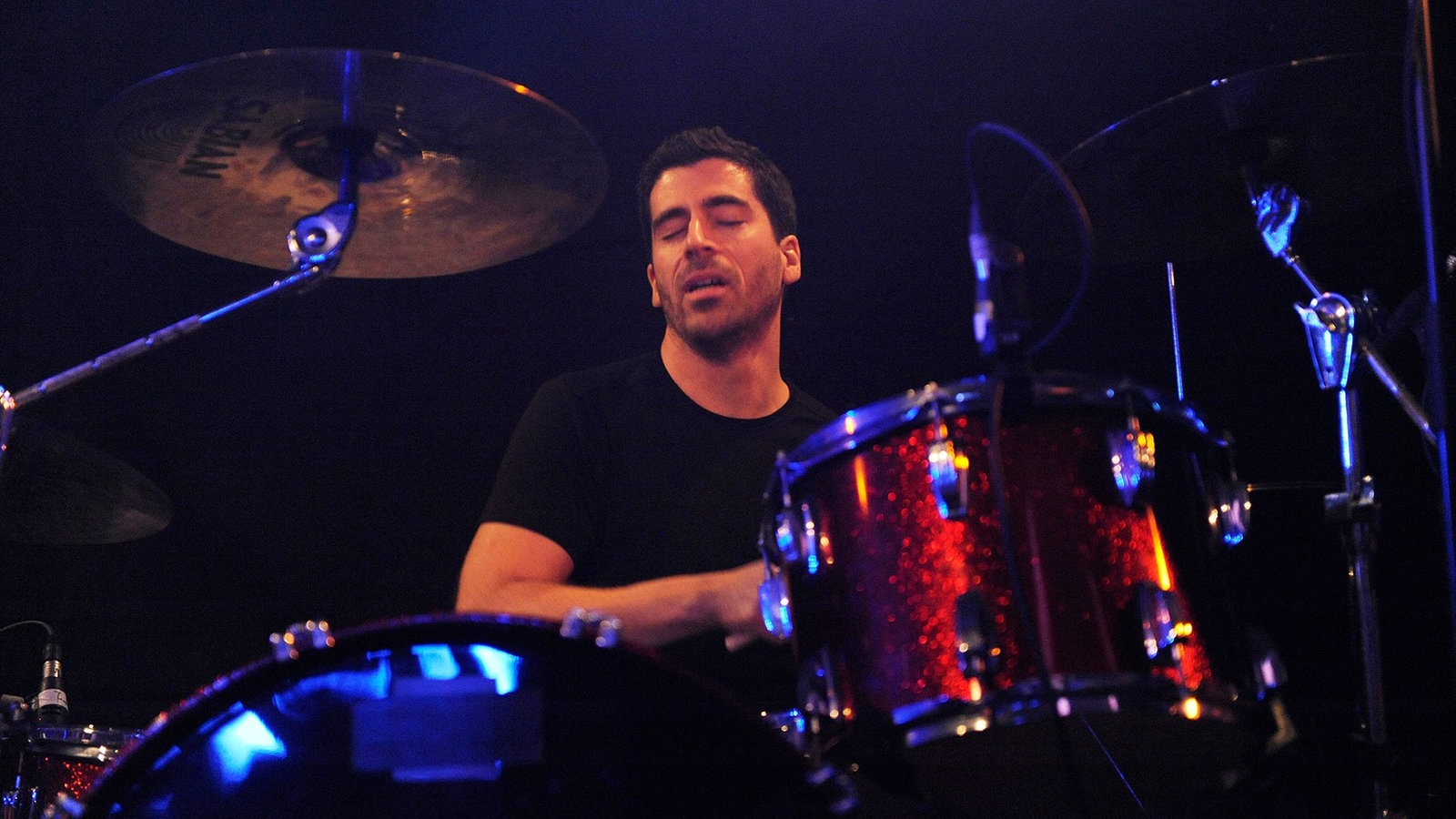 Der Drummer spielt mit verschlossenen Augen Schlagzeug