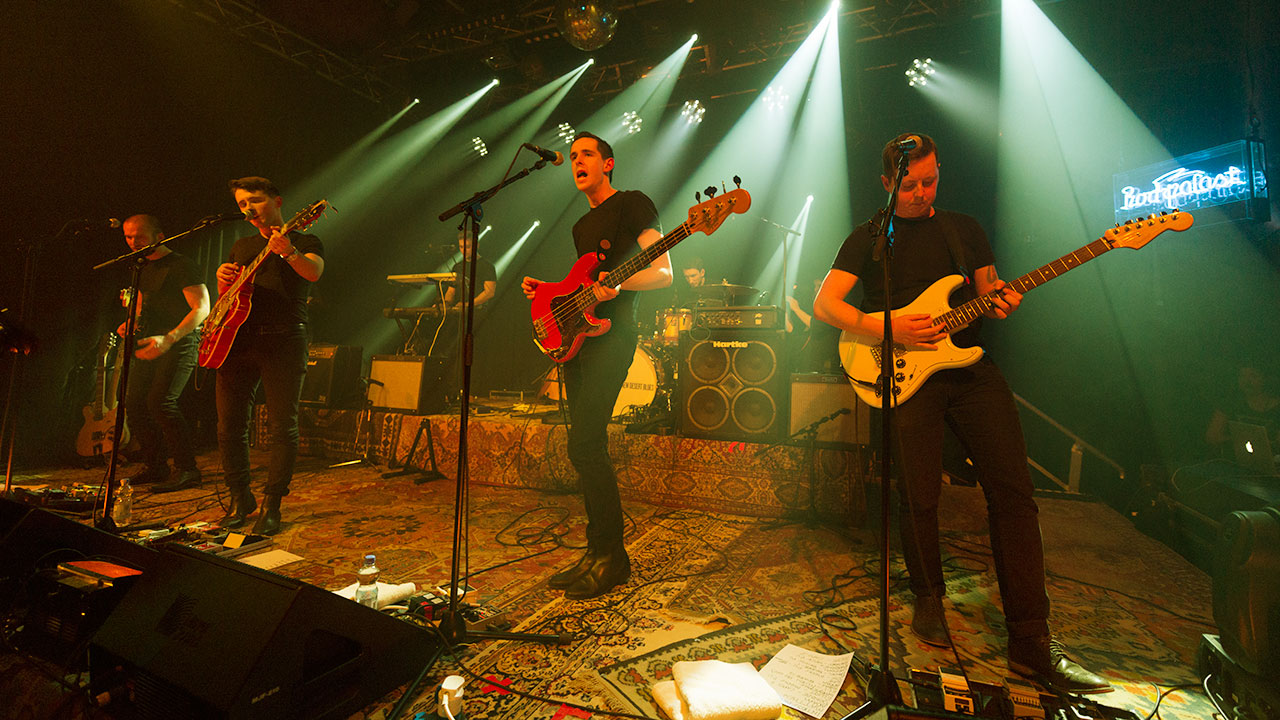 New Desert Blues auf der Bühne, alle Bandmitglieder sind zu sehen, drei Gitarristen ein Bassist, und ein Schlagzeuger
