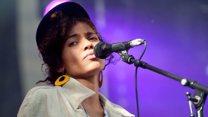 Nneka guckt nachdenklich