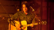 Ein Gitarrist begleitet Norah jones