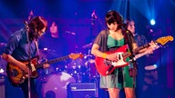 Die Band von Norah Jones gibt alles auf der Bühne