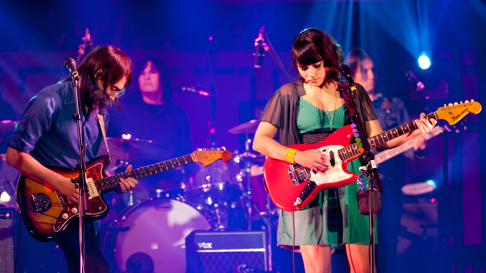Die Band von Norah Jones gibt alles auf der Bühne