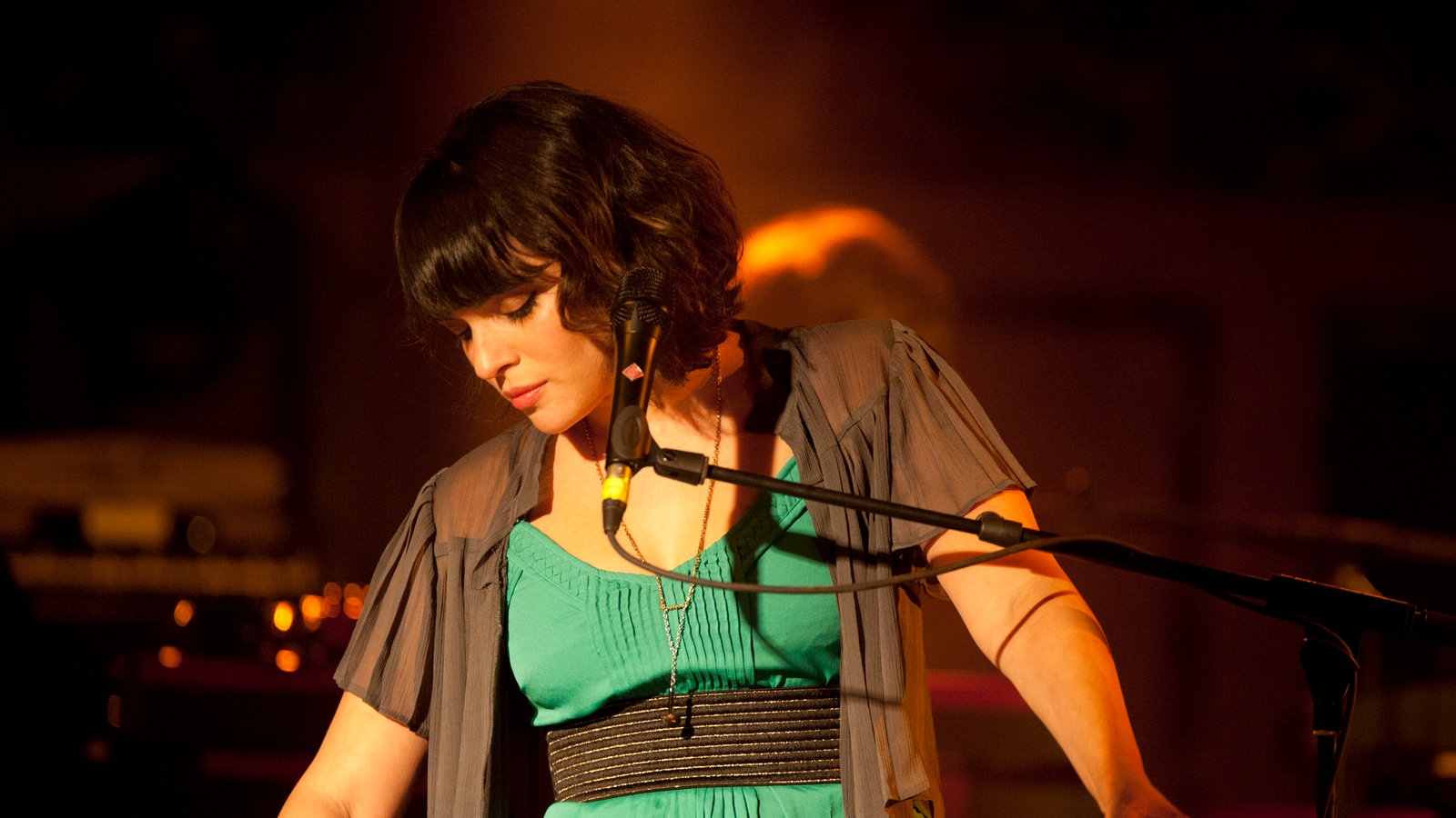 Norah Jones blickt konzentriert auf ihr Keyboard
