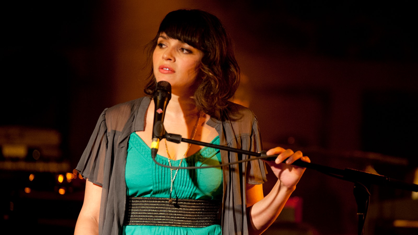 Norah Jones blickt zur Seite